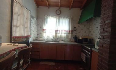 venta de Casa 4 amb, cochera, pileta, sobre lote 1500m2 en Del Viso