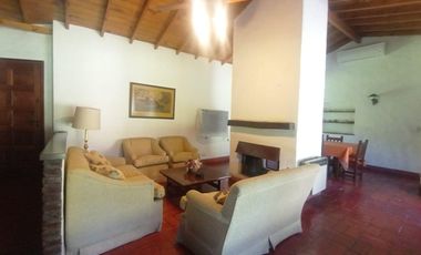 venta de Casa 4 amb, cochera, pileta, sobre lote 1500m2 en Del Viso