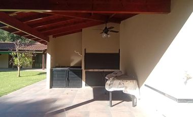 venta de Casa 4 amb, cochera, pileta, sobre lote 1500m2 en Del Viso