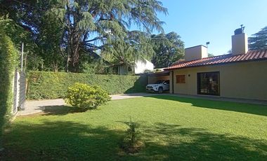 venta de Casa 4 amb, cochera, pileta, sobre lote 1500m2 en Del Viso