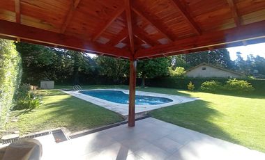 venta de Casa 4 amb, cochera, pileta, sobre lote 1500m2 en Del Viso
