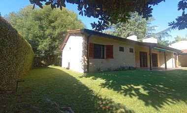 venta de Casa 4 amb, cochera, pileta, sobre lote 1500m2 en Del Viso