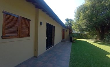 venta de Casa 4 amb, cochera, pileta, sobre lote 1500m2 en Del Viso