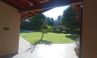 venta de Casa 4 amb, cochera, pileta, sobre lote 1500m2 en Del Viso