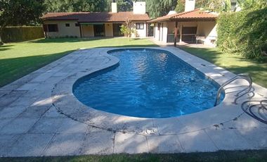 venta de Casa 4 amb, cochera, pileta, sobre lote 1500m2 en Del Viso