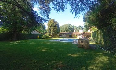 venta de Casa 4 amb, cochera, pileta, sobre lote 1500m2 en Del Viso