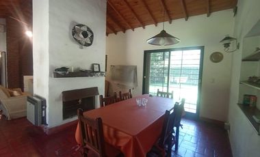 venta de Casa 4 amb, cochera, pileta, sobre lote 1500m2 en Del Viso
