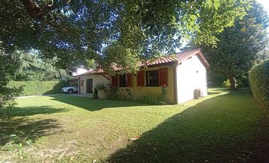 venta de Casa 4 amb, cochera, pileta, sobre lote 1500m2 en Del Viso