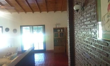 venta de Casa 4 amb, cochera, pileta, sobre lote 1500m2 en Del Viso
