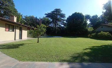 venta de Casa 4 amb, cochera, pileta, sobre lote 1500m2 en Del Viso