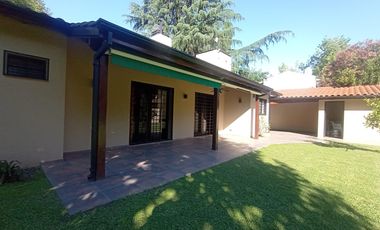 venta de Casa 4 amb, cochera, pileta, sobre lote 1500m2 en Del Viso