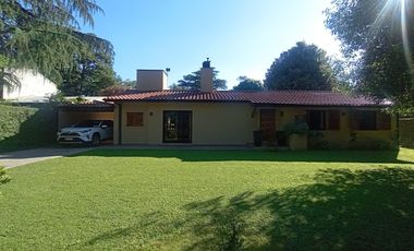 venta de Casa 4 amb, cochera, pileta, sobre lote 1500m2 en Del Viso