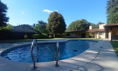 venta de Casa 4 amb, cochera, pileta, sobre lote 1500m2 en Del Viso