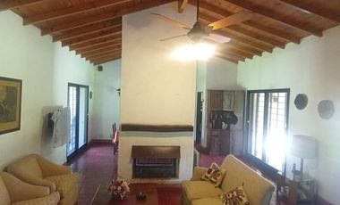 venta de Casa 4 amb, cochera, pileta, sobre lote 1500m2 en Del Viso