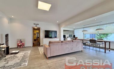 CHALET IMPECABLE ESTADO LOTE 788m2, 5 HABITACIONES, QUINCHO FONDO Y PISCINA