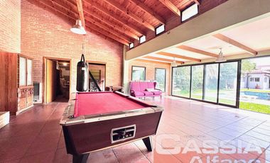 CHALET IMPECABLE ESTADO LOTE 788m2, 5 HABITACIONES, QUINCHO FONDO Y PISCINA
