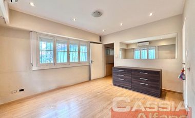 CHALET IMPECABLE ESTADO LOTE 788m2, 5 HABITACIONES, QUINCHO FONDO Y PISCINA