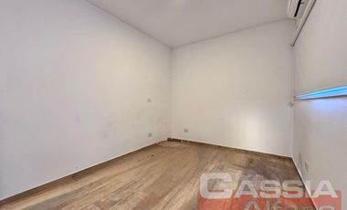 CHALET IMPECABLE ESTADO LOTE 788m2, 5 HABITACIONES, QUINCHO FONDO Y PISCINA