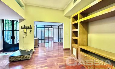 CHALET IMPECABLE ESTADO LOTE 788m2, 5 HABITACIONES, QUINCHO FONDO Y PISCINA