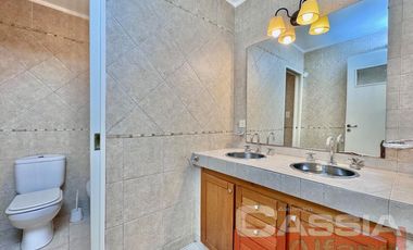 CHALET IMPECABLE ESTADO LOTE 788m2, 5 HABITACIONES, QUINCHO FONDO Y PISCINA