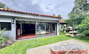 CHALET IMPECABLE ESTADO LOTE 788m2, 5 HABITACIONES, QUINCHO FONDO Y PISCINA