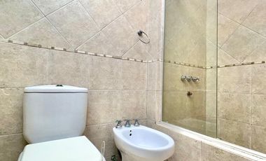 CHALET IMPECABLE ESTADO LOTE 788m2, 5 HABITACIONES, QUINCHO FONDO Y PISCINA