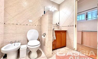 CHALET IMPECABLE ESTADO LOTE 788m2, 5 HABITACIONES, QUINCHO FONDO Y PISCINA