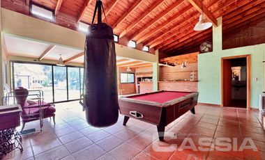 CHALET IMPECABLE ESTADO LOTE 788m2, 5 HABITACIONES, QUINCHO FONDO Y PISCINA