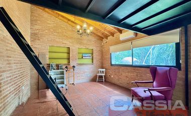 CHALET IMPECABLE ESTADO LOTE 788m2, 5 HABITACIONES, QUINCHO FONDO Y PISCINA