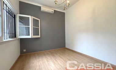 CHALET IMPECABLE ESTADO LOTE 788m2, 5 HABITACIONES, QUINCHO FONDO Y PISCINA