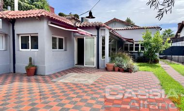 CHALET IMPECABLE ESTADO LOTE 788m2, 5 HABITACIONES, QUINCHO FONDO Y PISCINA