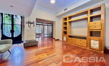 CHALET IMPECABLE ESTADO LOTE 788m2, 5 HABITACIONES, QUINCHO FONDO Y PISCINA