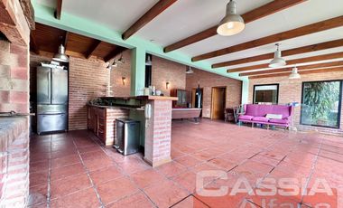 CHALET IMPECABLE ESTADO LOTE 788m2, 5 HABITACIONES, QUINCHO FONDO Y PISCINA