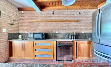 CHALET IMPECABLE ESTADO LOTE 788m2, 5 HABITACIONES, QUINCHO FONDO Y PISCINA