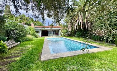 CHALET IMPECABLE ESTADO LOTE 788m2, 5 HABITACIONES, QUINCHO FONDO Y PISCINA