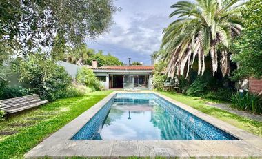 CHALET IMPECABLE ESTADO LOTE 788m2, 5 HABITACIONES, QUINCHO FONDO Y PISCINA