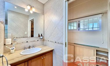 CHALET IMPECABLE ESTADO LOTE 788m2, 5 HABITACIONES, QUINCHO FONDO Y PISCINA