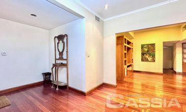 CHALET IMPECABLE ESTADO LOTE 788m2, 5 HABITACIONES, QUINCHO FONDO Y PISCINA