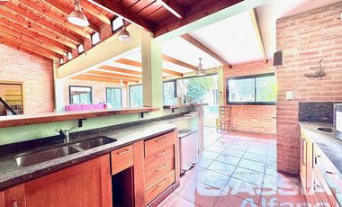 CHALET IMPECABLE ESTADO LOTE 788m2, 5 HABITACIONES, QUINCHO FONDO Y PISCINA