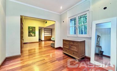 CHALET IMPECABLE ESTADO LOTE 788m2, 5 HABITACIONES, QUINCHO FONDO Y PISCINA