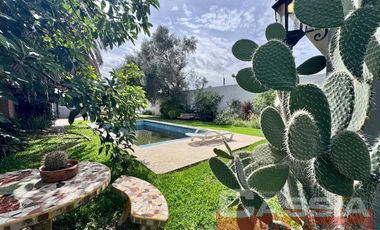 CHALET IMPECABLE ESTADO LOTE 788m2, 5 HABITACIONES, QUINCHO FONDO Y PISCINA