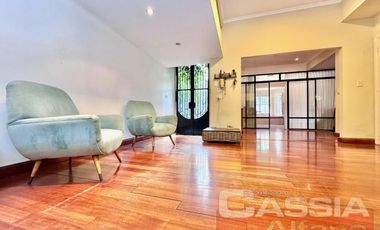 CHALET IMPECABLE ESTADO LOTE 788m2, 5 HABITACIONES, QUINCHO FONDO Y PISCINA