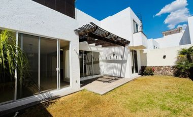 Casa amplia en renta Cañadas del Lago