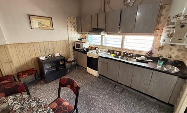 Casa 4 ambientes con cochera y patio en Wilde
