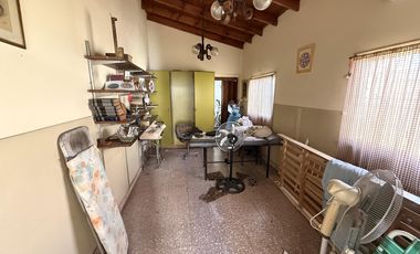 Casa 4 ambientes con cochera y patio en Wilde