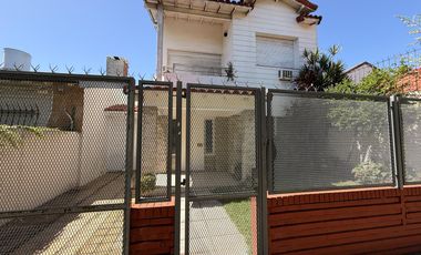 Casa 4 ambientes con cochera y patio en Wilde