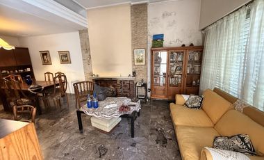 Casa 4 ambientes con cochera y patio en Wilde