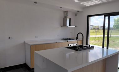 Venta, Casa, 5 ambientes, 4 Cocheras, Galería, Parrilla, Piscina, San Sebastián, Escobar