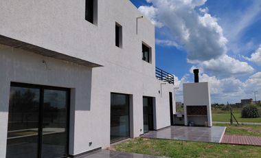 Venta, Casa, 5 ambientes, 4 Cocheras, Galería, Parrilla, Piscina, San Sebastián, Escobar