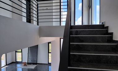 Venta, Casa, 5 ambientes, 4 Cocheras, Galería, Parrilla, Piscina, San Sebastián, Escobar